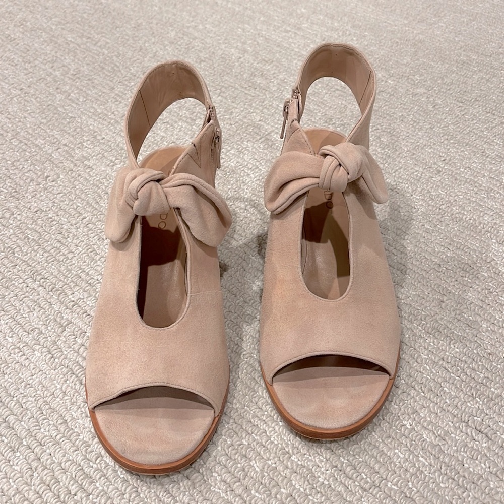 Bernardo Lizzie Sandal. Size 8.5. Color is blush suede